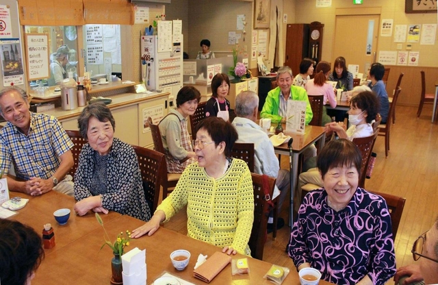 ランチ客でにぎわう「しゃべりーな」の店内＝神戸市須磨区友が丘５