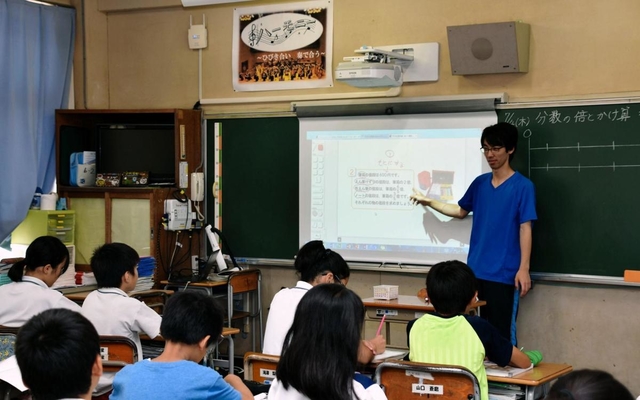 ＩＣＴを活用した６年生の算数の様子＝若草小学校