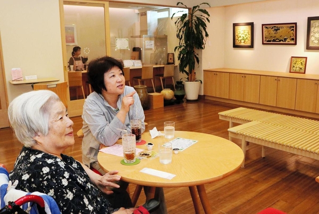 ギャラリーで作品を楽しみながらコーヒーを飲む親子＝ＫＯＢＥ須磨きらくえん