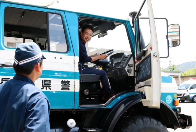 災害時に出動する大型車の中で運転席の高さを体感する＝神戸市須磨区妙法寺