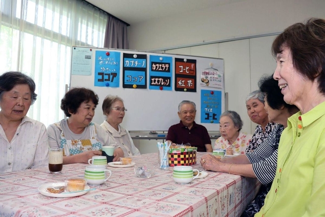 にこにこカフェで談笑する横尾老人クラブのメンバー＝横尾地域福祉センター