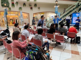 須磨マンスリーＰＲイベントの会場風景＝須磨パティオ