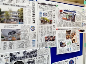 須磨マンスリーで掲載した新聞記事がボードに並んだ＝須磨パティオ
