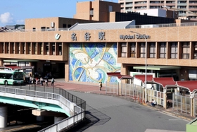 駅のイメージテーマに合わせ設置された巨大壁画「春の風」＝神戸市営地下鉄名谷駅
