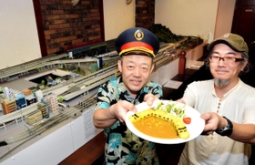佐野達夫さん（右）からドクターイエローカレーのレシピを引き継いだ川上隆幸さん＝レイアウトカフェＪＢ＋