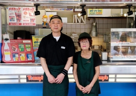「Ｔｏｍｍｙ’ｓ（トミーズ）」の坂本健さん（左）、トミ子さん親子＝須磨区中落合２