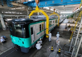 運行に向けて作業が進められている新型車両「６０００形」＝市営地下鉄名谷車両基地（撮影・秋山亮太）