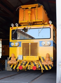 信号や架線の状況などを検査する電気検測車＝市営地下鉄名谷車両基地（撮影・秋山亮太）