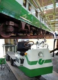 【上】（１）検車場に止められた神戸市営地下鉄の車両【下】（２）敷地内の移動に使う電動カー＝いずれも神戸市営地下鉄名谷車両基地