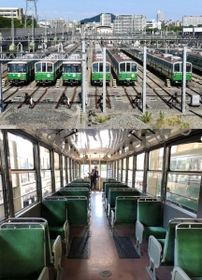 【上】（５）待機の車両がずらりと並ぶ基地内【下】（６）かつて神戸の街中を走っていた市営電鉄「７００形」の車両内＝いずれも神戸市営地下鉄名谷車両基地