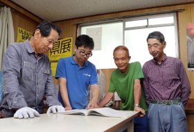 店内で打ち合わせをする松嶋所長（左から２番目）と勤続２０年以上のベテランスタッフ＝名谷北専売所