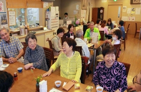 ランチ客でにぎわう「しゃべりーな」の店内＝神戸市須磨区友が丘５