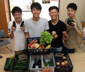 自分たちで野菜の個別配達を手掛ける（左から）永瀬立騎さん、立花優太郎さん、芦田祥悟さん、森田伸之介さん＝須磨区清水台、グレーシィ須磨アルテピア３番街