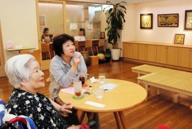 ギャラリーで作品を楽しみながらコーヒーを飲む親子＝ＫＯＢＥ須磨きらくえん