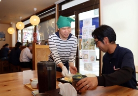 注文された商品を運ぶ男性＝梵天屋