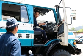 災害時に出動する大型車の中で運転席の高さを体感する＝神戸市須磨区妙法寺