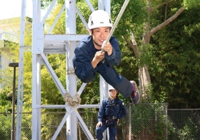 直径２センチのロープを手繰り寄せながらセーラー渡りに挑戦する千葉翔大記者＝神戸市須磨区妙法寺
