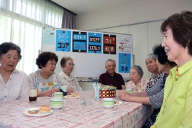 にこにこカフェで談笑する横尾老人クラブのメンバー＝横尾地域福祉センター
