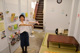 ママたちのレンタルスペースを運営する「板宿ママン」の伊藤尚子さん。２階では英語教室などもある＝須磨区飛松町２