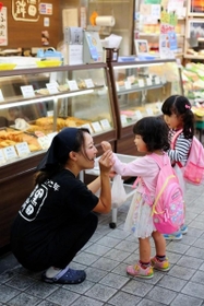かまぼこ店におつかいにきた子どもたち（伊藤さん提供）