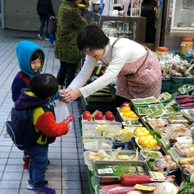 「はじめてのおつかい」で青果店で買い物をする子どもたち（伊藤さん提供）