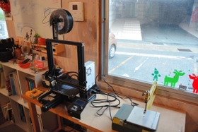 共用スペースには、学生が課題の制作で使う工作機械も。入居者によって、家も表情を変えていく＝須磨区禅昌寺町１