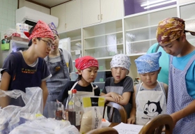 自分たちで考えた料理を作る子どもたち＝神戸市須磨区桜木町２