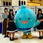 神戸発のアイドルグループ「ＫＯＢｅｒｒｉｅＳ♪」（コウベリーズ）の岡野春香さん（左）と小形優莉さん（右）、須磨区のマスコットキャラクター「すまぼう」（中央）＝須磨パティオ