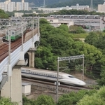 撮影に成功した山陽新幹線と地下鉄の列車が交差する瞬間＝神戸総合運動公園