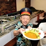 佐野達夫さん（右）からドクターイエローカレーのレシピを引き継いだ川上隆幸さん＝レイアウトカフェＪＢ＋