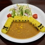 新幹線の検査車両を模したドクターイエローカレー＝レイアウトカフェＪＢ＋