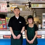 「Ｔｏｍｍｙ’ｓ（トミーズ）」の坂本健さん（左）、トミ子さん親子＝須磨区中落合２