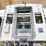 車両の下に潜り込んで整備することも多い＝市営地下鉄名谷車両基地（撮影・秋山亮太）