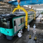 運行に向けて作業が進められている新型車両「６０００形」＝市営地下鉄名谷車両基地（撮影・秋山亮太）
