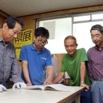 店内で打ち合わせをする松嶋所長（左から２番目）と勤続２０年以上のベテランスタッフ＝名谷北専売所