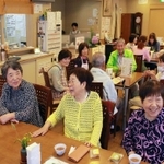 ランチ客でにぎわう「しゃべりーな」の店内＝神戸市須磨区友が丘５