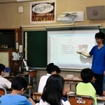ＩＣＴを活用した６年生の算数の様子＝若草小学校