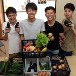 自分たちで野菜の個別配達を手掛ける（左から）永瀬立騎さん、立花優太郎さん、芦田祥悟さん、森田伸之介さん＝須磨区清水台、グレーシィ須磨アルテピア３番街