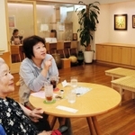 ギャラリーで作品を楽しみながらコーヒーを飲む親子＝ＫＯＢＥ須磨きらくえん