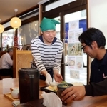 注文された商品を運ぶ男性＝梵天屋