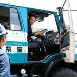 災害時に出動する大型車の中で運転席の高さを体感する＝神戸市須磨区妙法寺