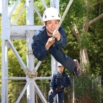 直径２センチのロープを手繰り寄せながらセーラー渡りに挑戦する千葉翔大記者＝神戸市須磨区妙法寺