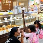 かまぼこ店におつかいにきた子どもたち（伊藤さん提供）