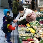 「はじめてのおつかい」で青果店で買い物をする子どもたち（伊藤さん提供）