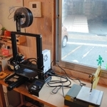 共用スペースには、学生が課題の制作で使う工作機械も。入居者によって、家も表情を変えていく＝須磨区禅昌寺町１