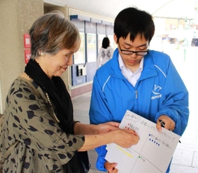 神戸新聞社が行った街頭調査の様子＝須磨パティオ