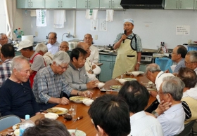 カレーライスを作った「男の料理教室」＝北須磨団地自治会館