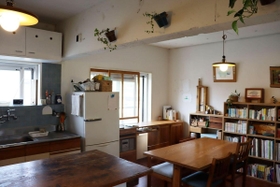 壁を取り払いリノベーションし、２部屋を１部屋に変えたリビング＝高倉台団地