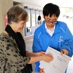 神戸新聞社が行った街頭調査の様子＝須磨パティオ