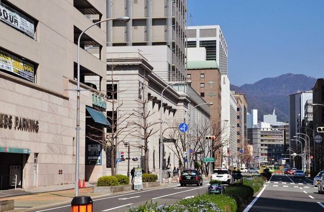 現在の京町筋。左の立体駐車場が鈴木商店の本店跡＝神戸市中央区海岸通（撮影・田中靖浩）